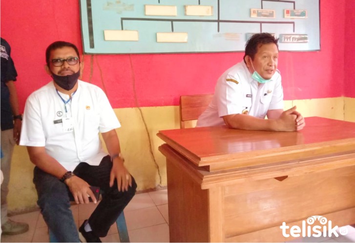 Kadis PUPR Muna, Edi Uga bersama Bupati, LM Rusman Emba. Foto: Naryo/Telisik