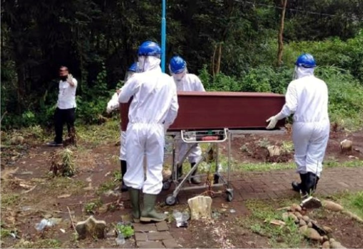 Proses penanganan jenazah berdasarkan Protokol Kesehatan Jenazah COVID-19. Foto: Repro 60dtk.com