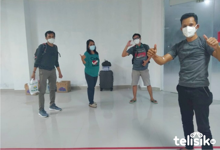 Tiga pasien COVID- yang sembuh diserahkan kepada keluarganya oleh Tim Satgas Muna. Foto: Ist.