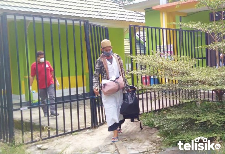Pasien COVID-19 kluster ijitima ulama di Gowa yang dinyatakan sembuh setelah menjalani perawatan selama dua minggu di BLUD RS Djafar Harun Kolaka Utara. Foto: Ist.