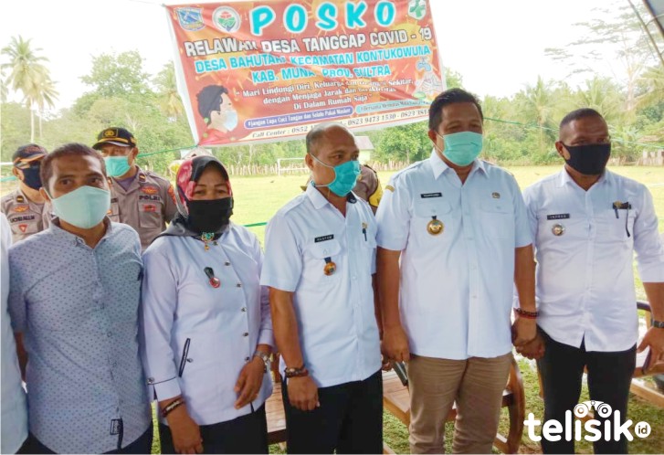 Bupati Muna, LM Rusman Emba bersama Plt Kades Bahutara, Suharlina, Kadis PMD, Rustam dan Camay Kontukowuna, La Inpres. Foto: Naryo/Telisik