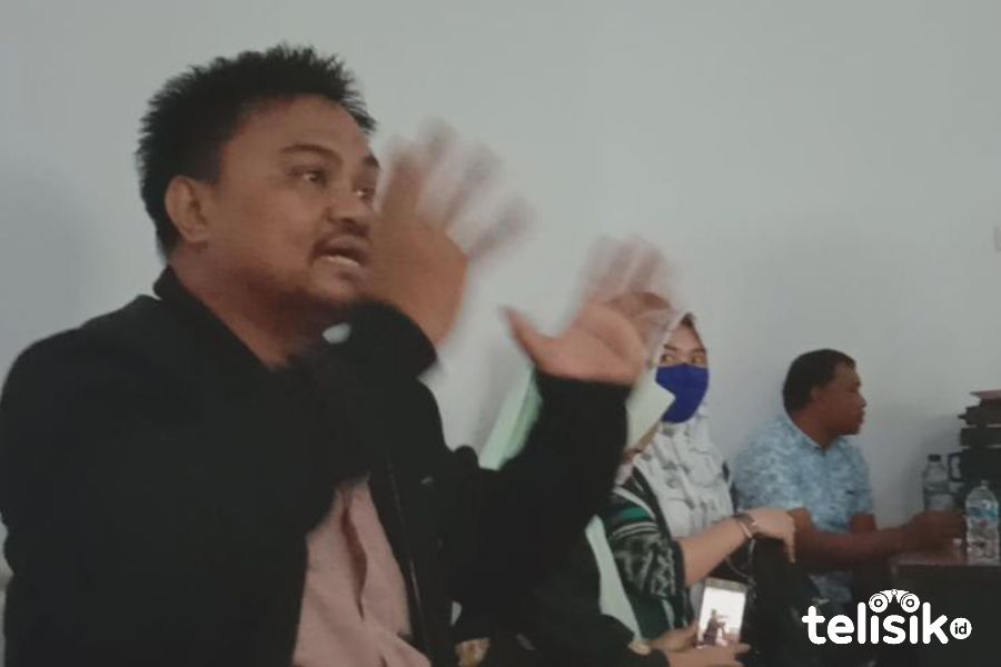 Muh. Arham, Direktur LSM LKPD saat menyampaikan saran dalam rapat. Foto: Hir/Telisik
