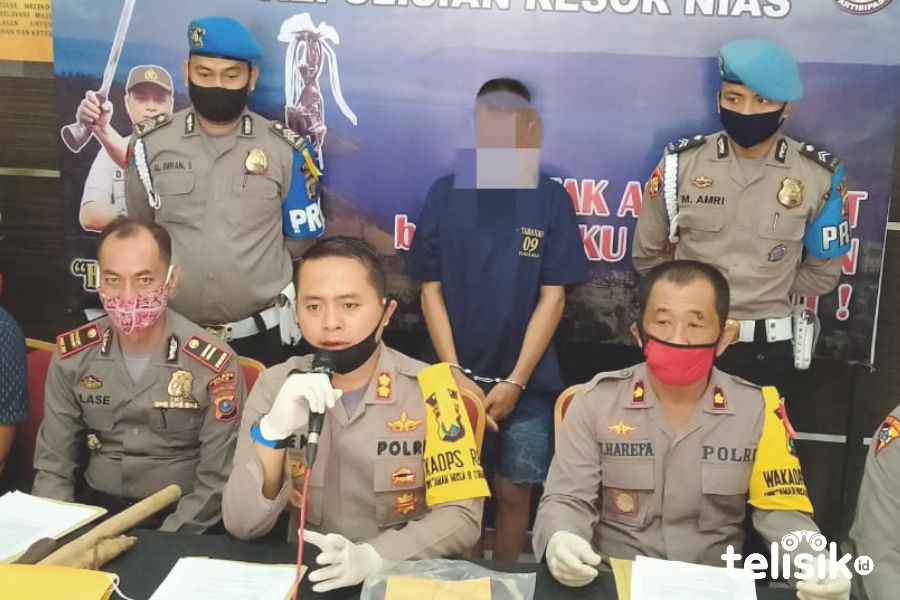 Kapolres Nias, AKBP Deni Kurniawan, SIK saat melakukan konferensi pers di Mapolres Nias. Foto: Ones Lawolo/Telisik