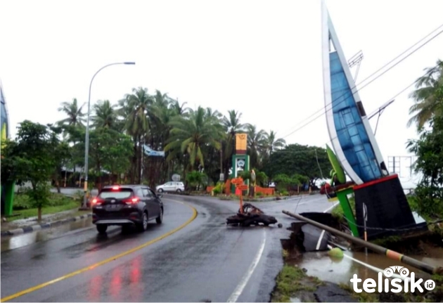 Tugu perbatasan Kabupaten Jeneponto dan Bantaeng yang nyaris ambruk diterjang banjir. Foto: Ist.
