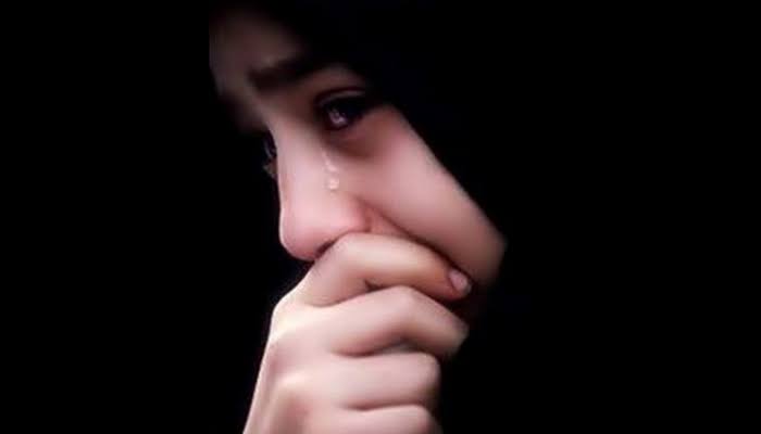 Seorang muslimah bersedih atas musibah yang menimpanya  Foto: Repro google.com