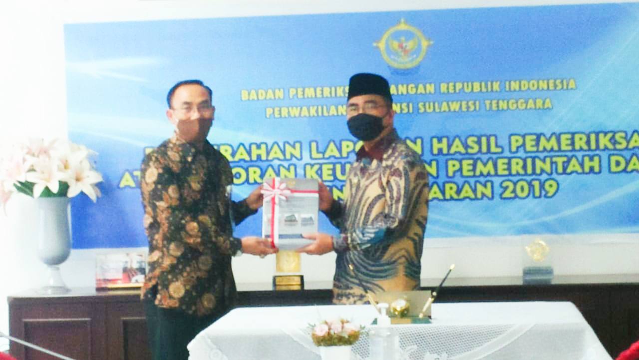 Bupati Butur, Abu Hasan (kiri) saat menerima penghargaan WTP dari BPK. Foto: Ist.