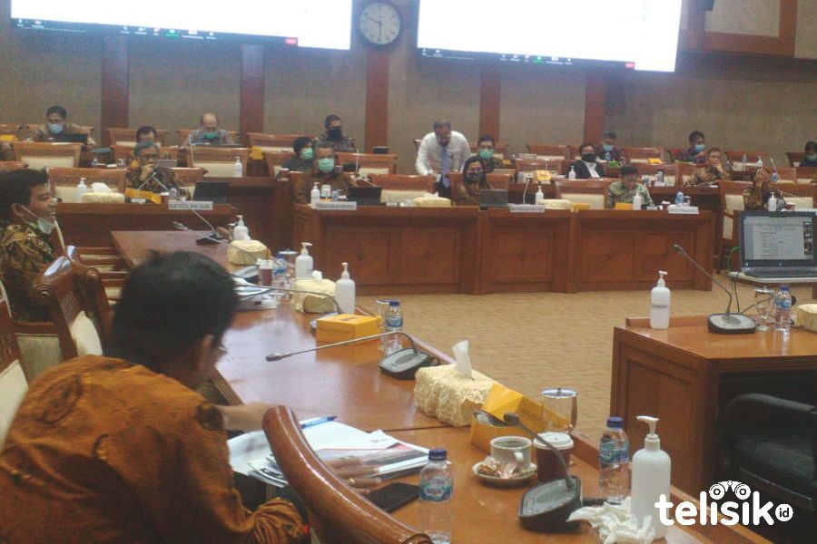 Raker Komisi XI DPR-RI dengan sejumlah mitra kerja seperti Kemenkeu, OJK, BI dan Bappenas di Ruang Rapat Komisi XI Gedung DPR-RI, Jakarta. Foto: Marwan Azis/Telisik