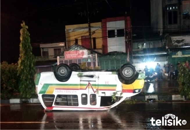 Angkot yang terbalik di Medan, diduga sopirnya mabuk. Foto: Ones Lawolo/Telisik