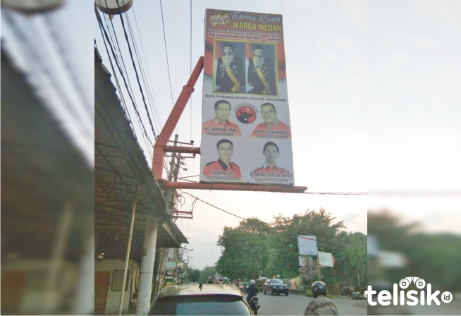 Baliho raksasa yang memajang foto Presiden RI dan Wakil Presiden RI serta para pejabat di DPRD Sumatera Utara. Foto: Ones Lawolo/Telisik