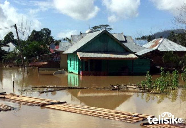 Banjir yang merendam pemukiman warga di Desa Puwanggudu, Kecamatan Asera, Kabupaten Konawe Utara. Foto: Ist.