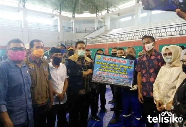 Bupati Muna, LM Rusman Emba menerima bantuan sembako dari Kadinsos Sultra, Armunanto. Foto: Sunaryo/Telisik