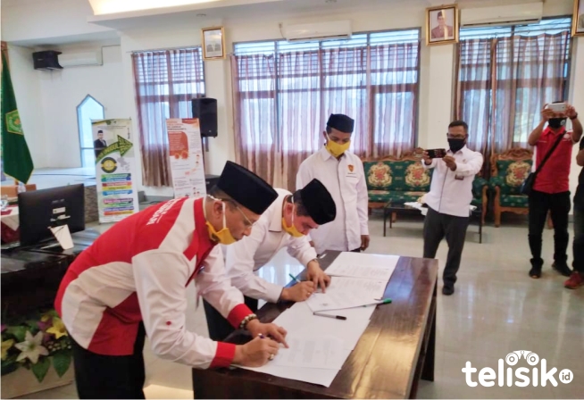 Penandatanganan MoU pelatihan pembuatan masker antata BLK Kendari dan Kemenag Sultra. Foto: Ibnu Sina Ali Hakim/Telisik