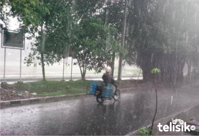 Intensitas hujan di wilayah Kota Kendari terus meningkat, BMKG memprediksi hingga akhir pekan ini. Foto: Ist.