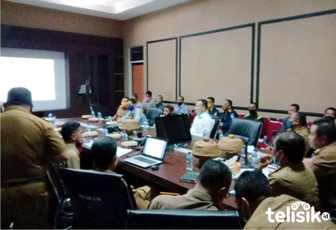 Bupati Muna, LM Rusman Emba menggelar rapat bersama pimpinan bank dan pedagang. Foto: Sunaryo/Telisik