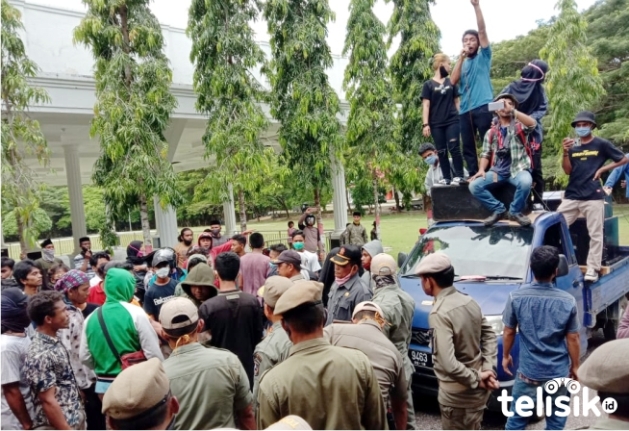 Elemen mahasiwa dan warga Desa Korihi menggelar aksi unjuk rasa di Pemkab Muna. Foto: Sunaryo/Telisik