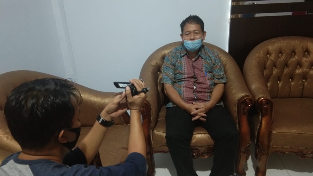Kepala Dinas Kesehatan Kolaka, Harun Masirri, saat di wawancarai oleh jurnalis Foto: Yusrin/Telisik
