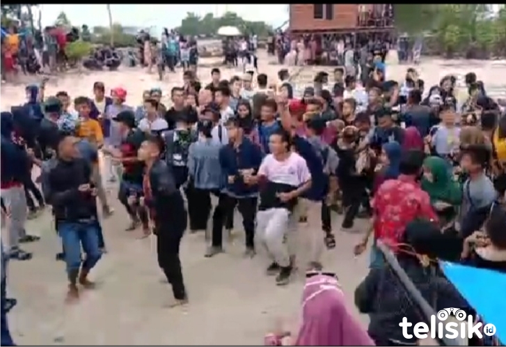 Warga yang joget di Pantai Bakealu. Foto: Ist.