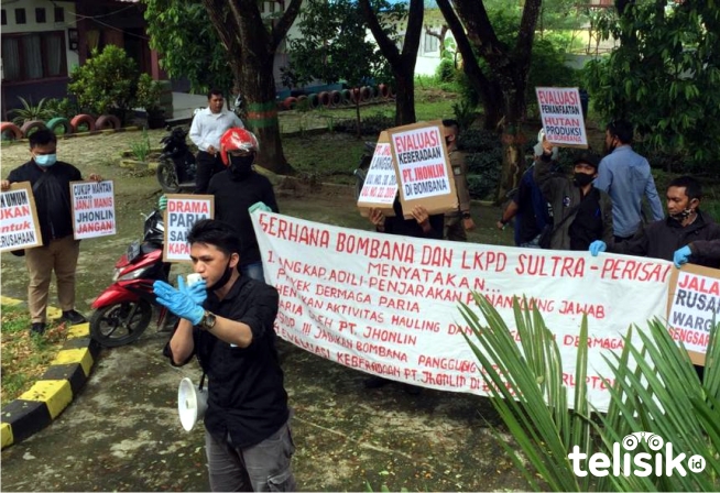 Sejumlah massa aksi saat melakukan unjuk rasa di depan Kantor DLH Bombana. Foto: Hir/Telisik