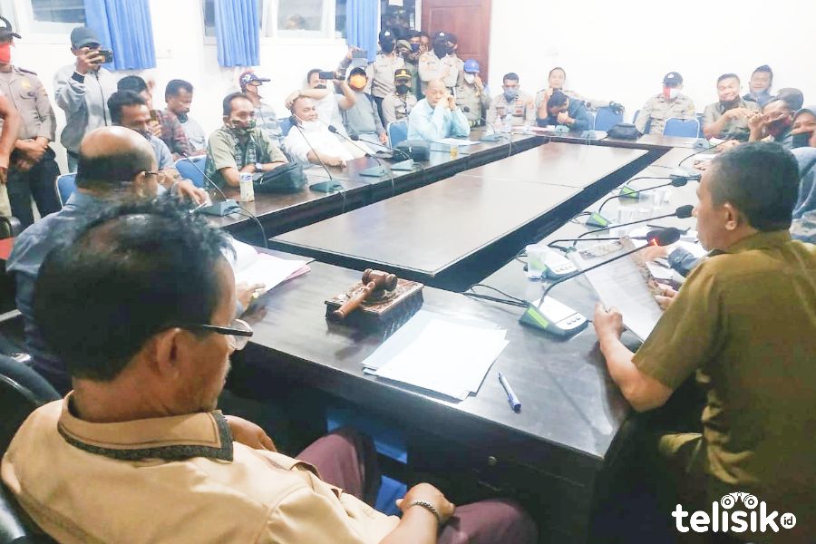 Suasana rapat pembentukan Panitia Khusus (Pansus) hak angket DPRD Buton Selatan (Busel) terkait dugaan penggunaan ijazah palsu Bupati Busel, H. La Ode Arusani. Foto: Deni Djohan/Telisik