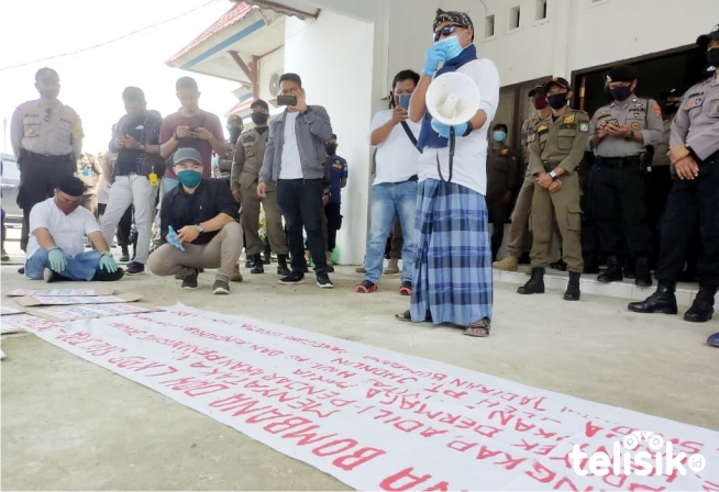 Massa aksi saat berunjukrasa di Depan Kantor DPRD Bombana. Foto: Hir Abrianto/Telisik