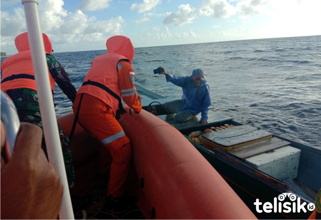 Tim SAR gabungan saat melakukan operasi pencarian ABK KM Dua Putri yang mengalami kecelakaan di Perairan Wakatobi. Foto: Ist.