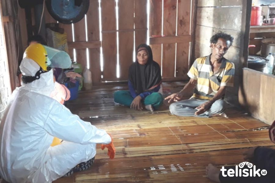 La Dudu (kanan) saat diserahkan kepada keluarganya. Foto: Ist.