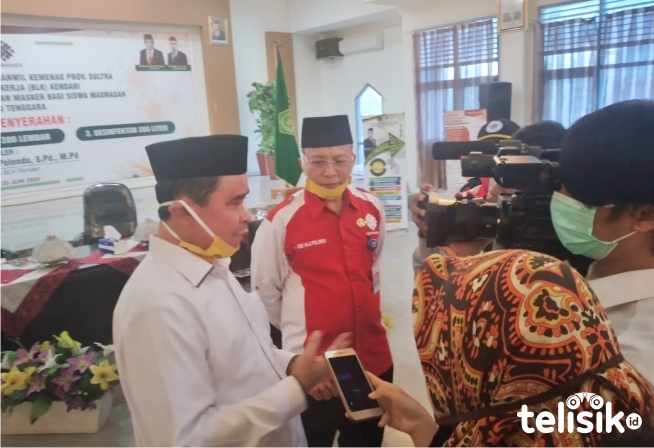 Kepala kantor Kementrian Agama Sultra, Fesal Musaad saat memberikan keterangan pembatalan haji pada awak media. Foto: Ibnu/Telisik