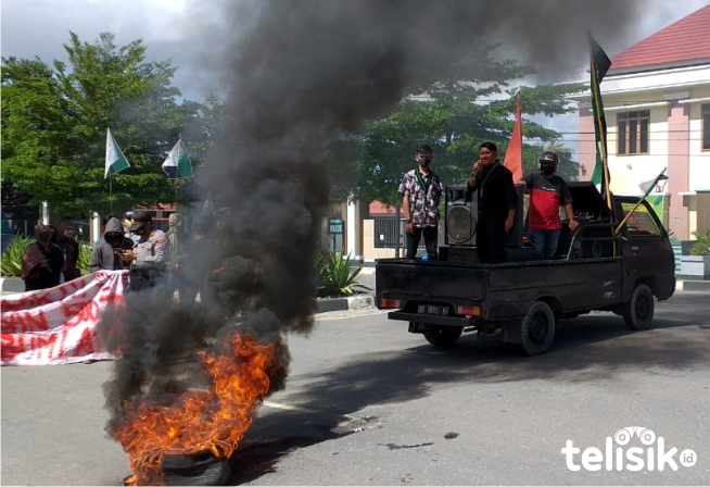 Suasana aksi unjuk rasa HMI Cabang Kolaka di depan Kantor DPRD Kolaka. Foto: Yusrin/Telisik
