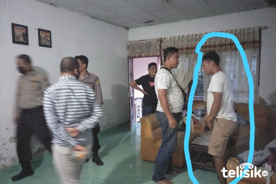 Pelaku saat diamankan aparat Polsek Mandonga saat mengamuk di Rumahnya. Foto: Thamrin Dalby/Telisik