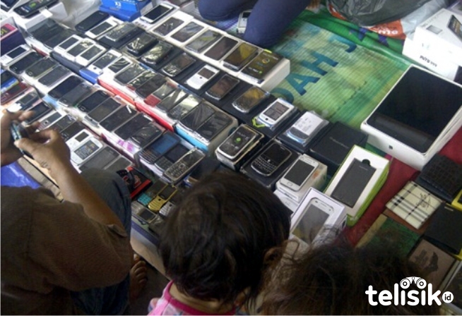 Saat ini sudah banyak produk smartphone dari berbagai kelas. Mulai dari handphone (HP) murah, terbaik sampai mahal. Semua tersedia dalam banyak pilihan. Foto: Affan Safani Adham/Telisik
