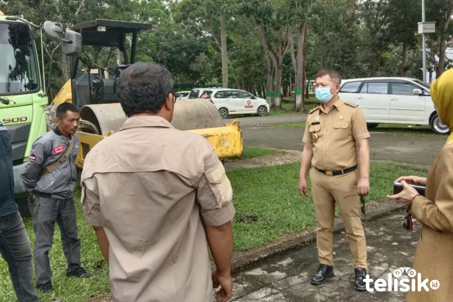 Wakil Bupati Konawe, Gusli Topan Sabara bersama Plt Sekdis PUPRPKP Konawe, Noor Jannah. Foto: Muh. Surya Putra/Telisik
