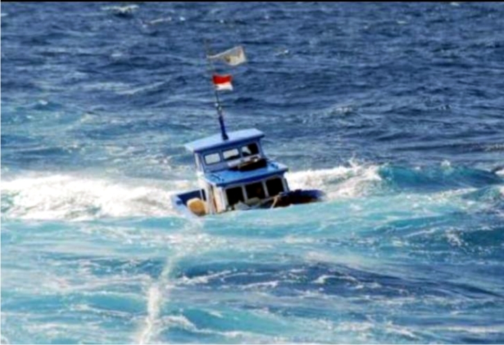Satu unit kapal ikan mengalami kecelakaan di Perairan Wakatobi. Foto: Repro Ajnn