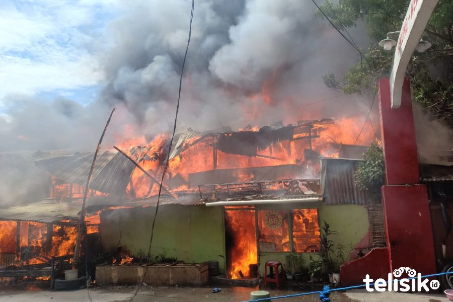 7 Rumah warga yang dilalap si jago merah di jalan Kerung-Kerung Makassar. Foto: Rezki Mas'ud/Telisik