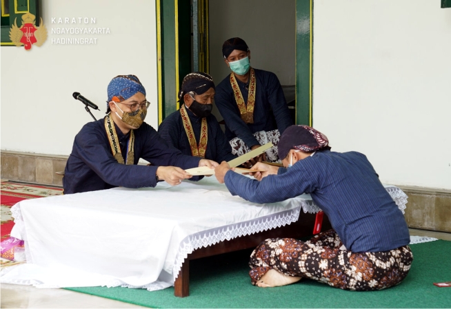 Prosesi Wisuda Abdi Dalem oleh Parentah Hageng untuk Abdi Dalem Reh Punakawan dan Tepas Dwarapura untuk Abdi Dalem Reh Kaprajan. Foto: Keraton Jogja