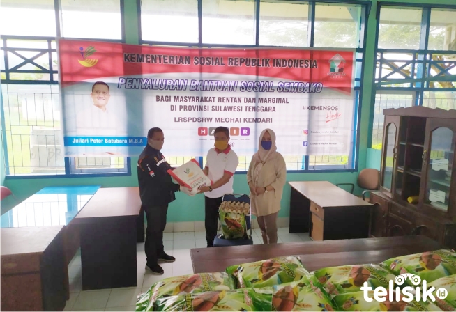 Penyaluran bantuan sembako oleh Loka Meohai Kendari melalui Dinsos Kabupaten Konawe. Foto: Ist.