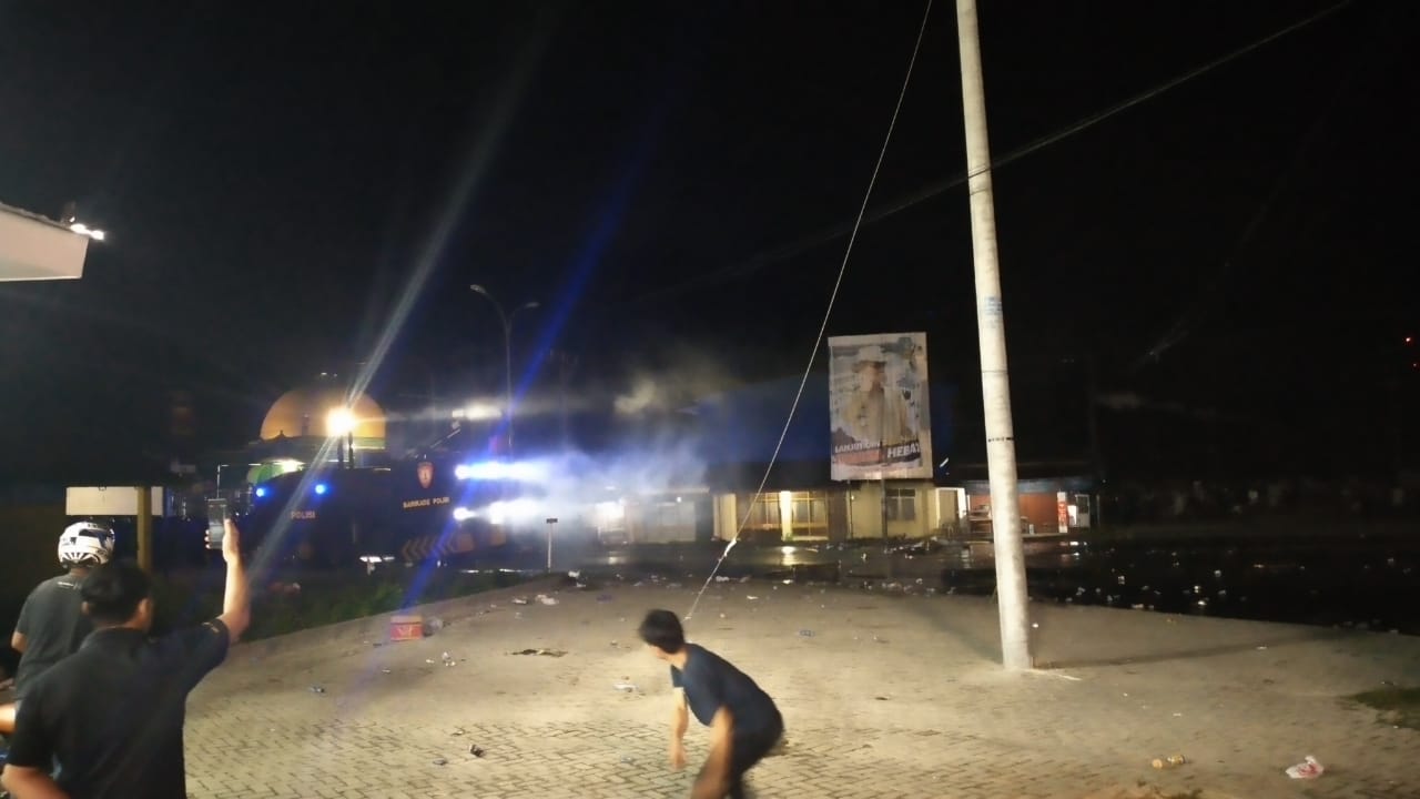 Aksi bentrok antara massa demonstran dan kepolisian. Foto: Ibnu/Telisik