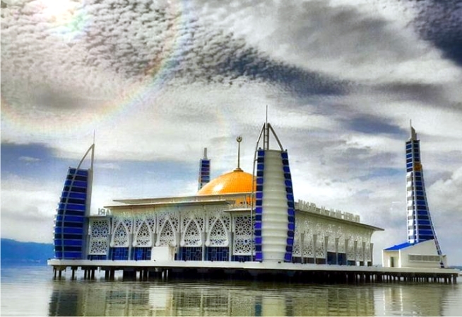 Salah satu rumah ibadah di Kendari, Masjid Al Alam. Foto: Instagram Masjid_tengah_laut