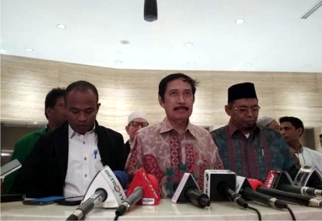 Musni Umar (tengah), Rektor Universitas Ibnu Chaldun. Foto: Repro akurat.co