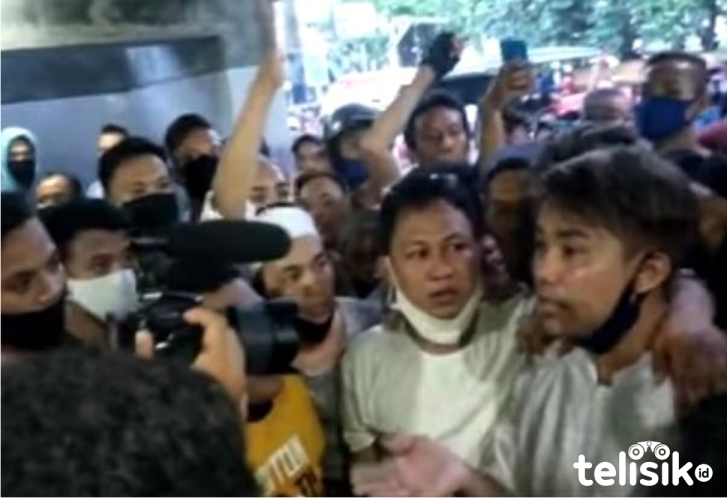 Keluarga pasien meninggal dibayar, sejumlah orang marah di rumah sakit GMIM Pancaran Kasih Manado. Foto: Ist.