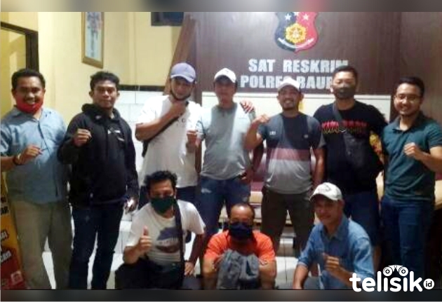Pelaku pemerkosaan (baju orange) saat diamankan Tim Sat Reskrim Polres Baubau Foto: Ist.