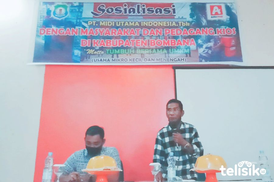 Amri, Kepada Bagian perizinan Cabang Kendari, Cabang Makassar dan Cabang Ambon PT Midi Utama Indonesia Tbk, Atau Alfamidi saat menyampaikan materi dalam sosialisasi bersama masyarakat Bombana. Foto: Hir/Telisik