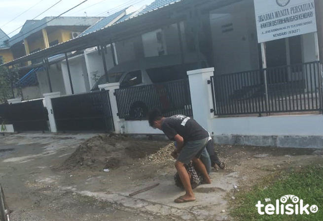 Perkelahian antar tukang becak di depan pelelangan ikan Kota Kendari. Foto: Ibnu Sina Ali Hakim/Telisik