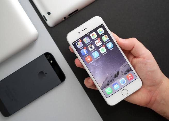 Salah satu handphone produk Apple. Foto: Repro applespera.com