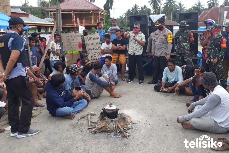 Aksi demonstrasi blokir jalan di Kabupaten Muna. Foto: Sunaryo/Telisik