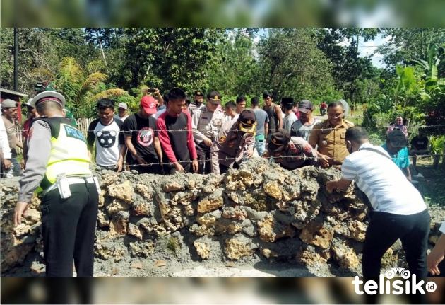 Kapolres Muna, AKBP Debby Asri Nugroho bersama Camat Kontukowuna, La Inpres membuka blokade jalan. Foto: Sunaryo/Telisik