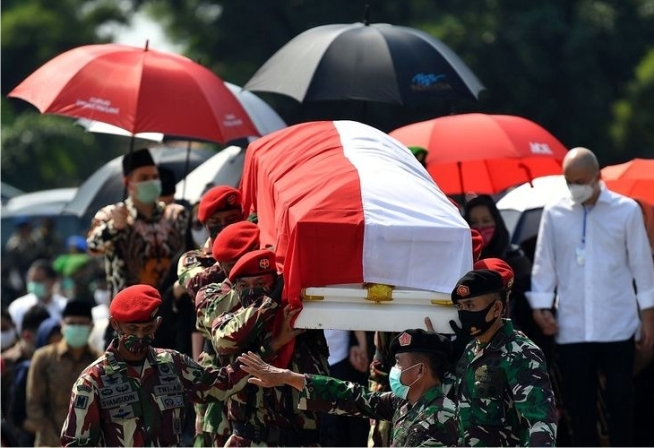 Prajurit Kopassus memanggul peti jenazah mantan Kepala Staf Angkatan Darat Jenderal TNI (Purn) Pramono Edhie Wibowo untuk dimakamkan di Taman Makam Pahlawan Nasional Utama Kalibata, Jakarta Selatan, Minggu (14/6/2020). Foto: ANTARA