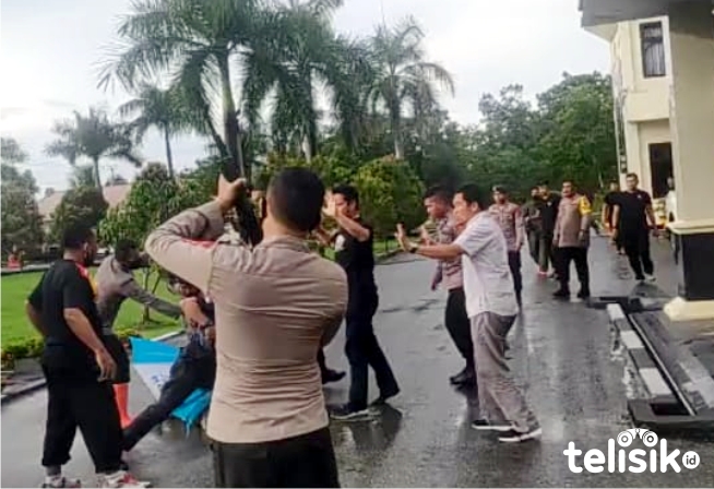 Suasana ketika Salman diamankan karena memaksa masuk ke Mako Brimob Polda Sultra. Foto: Ist.