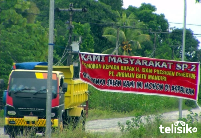 Baliho aspirasi warga SP.2 Kacamatan Lantari Jaya Bombana. Foto: Hir Abrianto/Telisik