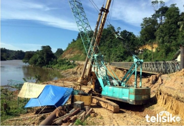 Lokasi pembangunan jembatan di Desa Rawua, Kecamatan Sampara, Kabupaten Konawe,  teebengkalai tak diselesaikan. Foto: Siswanto Azis/Telisik