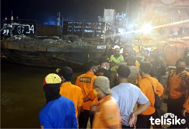 Proses pencarian salah seorang pekerja kapal tongkang PT. Virtue Dragon yang tenggelam. Foto: Ist.